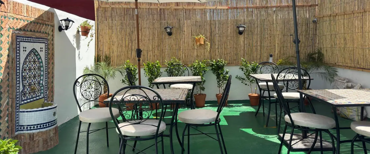 La terrasse du toit sous les parasols