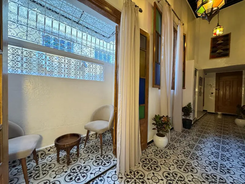 Deux fauteuils près de la fenêtre du couloir