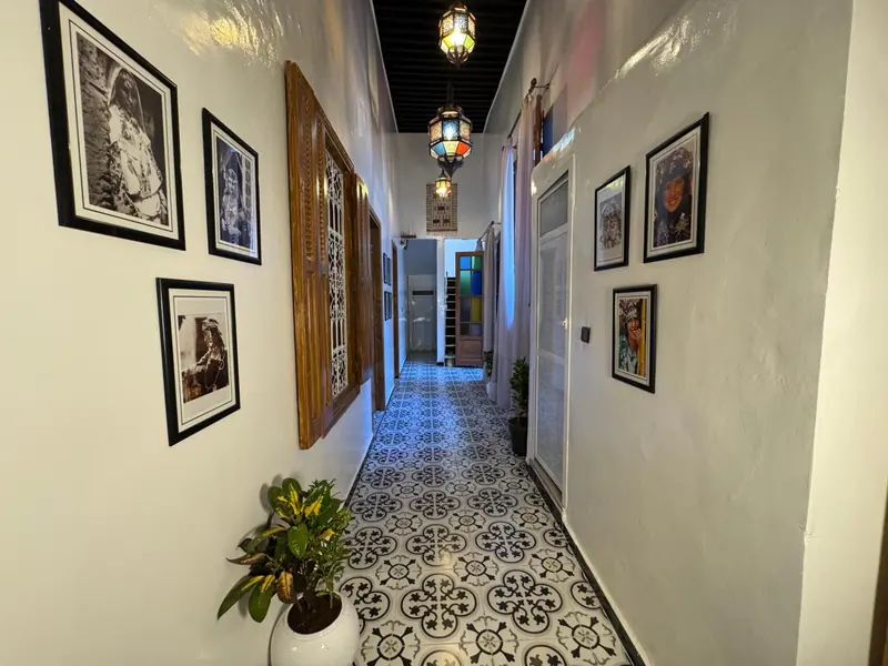 Photographies en noir et blanc dans le couloir