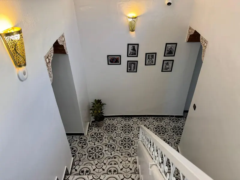 L'escalier et ses photographies encadrées