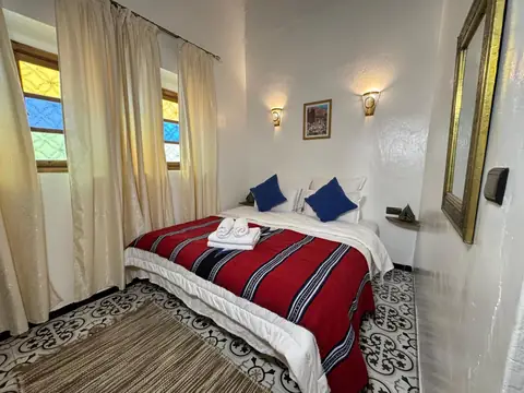 La chambre double, le lit et le miroir