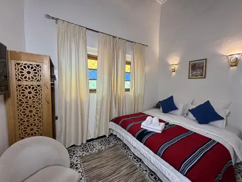La chambre double et sa porte sculptée