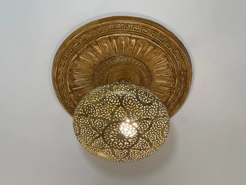 Le lustre de laiton ajouré de la chambre double climatisée