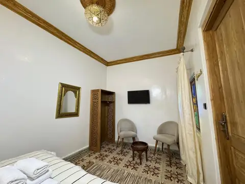 La chambre double climatisée, côté fauteuils