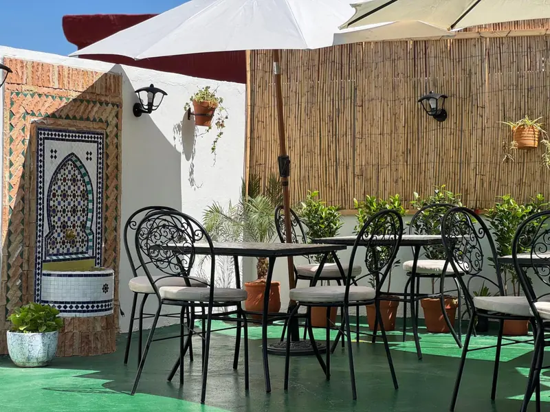 La fontaine et les tables de la terrasse