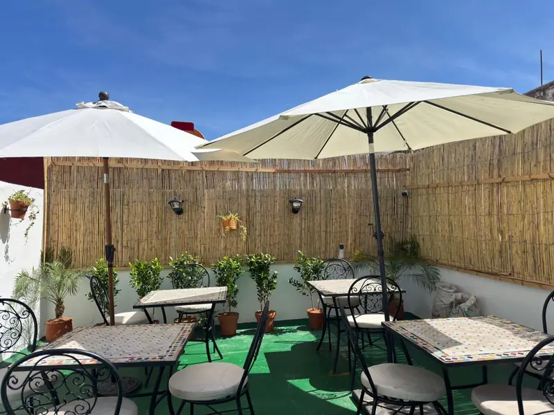 La terrasse du toit, ses tables et ses plantes