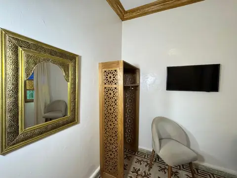 Le miroir doré de la chambre double climatisée