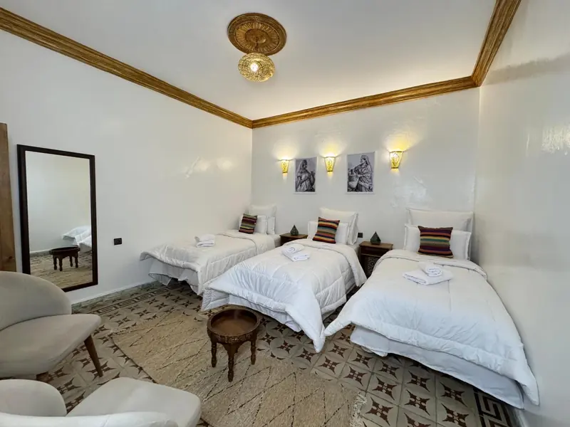 La chambre triple climatisée et ses trois lits