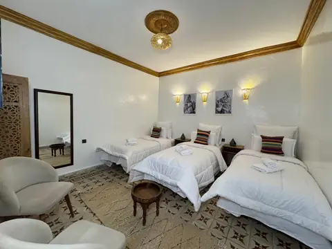 Les trois lits de la chambre triple climatisée