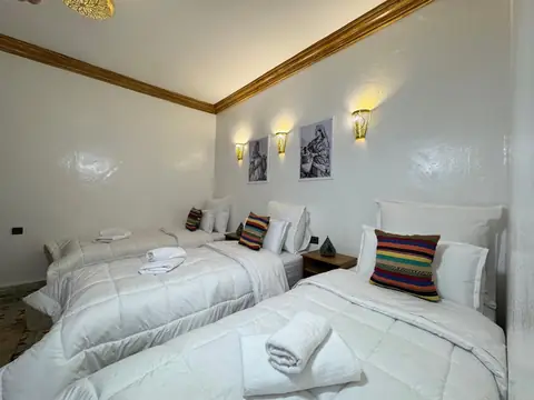 Les lits de la chambre triple climatisée