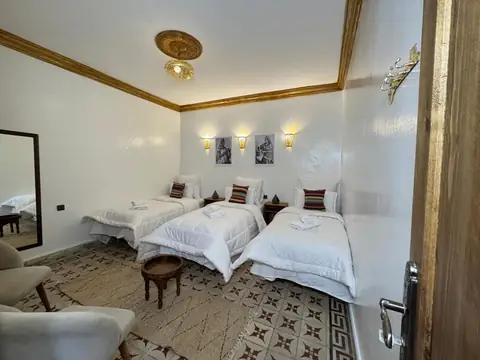 La chambre triple climatisée, vue de la porte