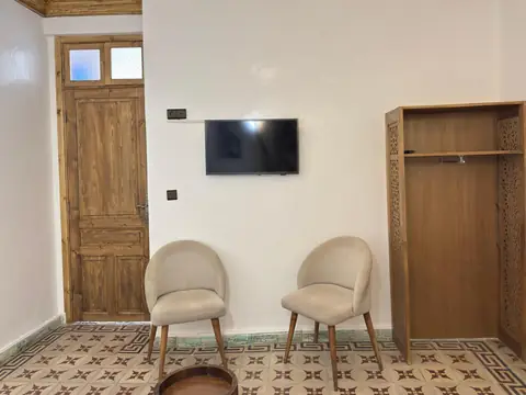 La porte et les fauteuils de la chambre triple climatisée
