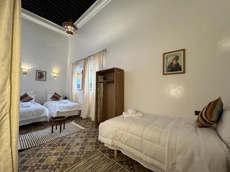 La chambre triple, ses lits et son placard sculpté