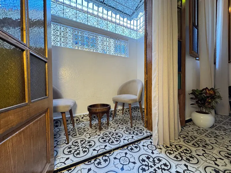 Le coin des fauteuils sous la fenêtre