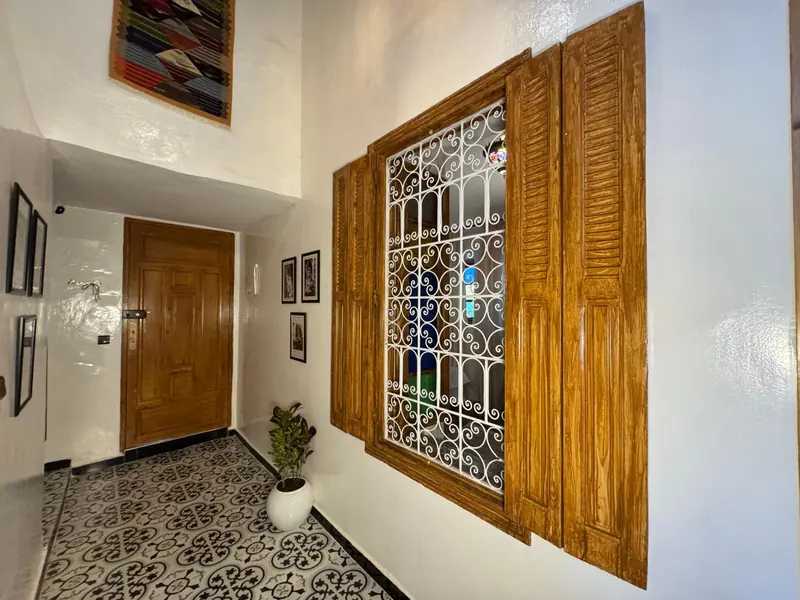Volets en bois et grille blanche