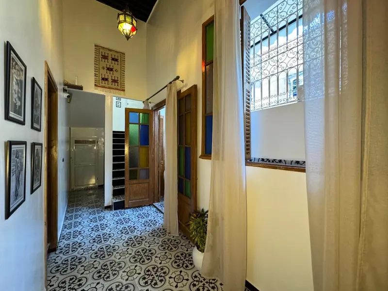 Un coin du couloir, ses portes en bois