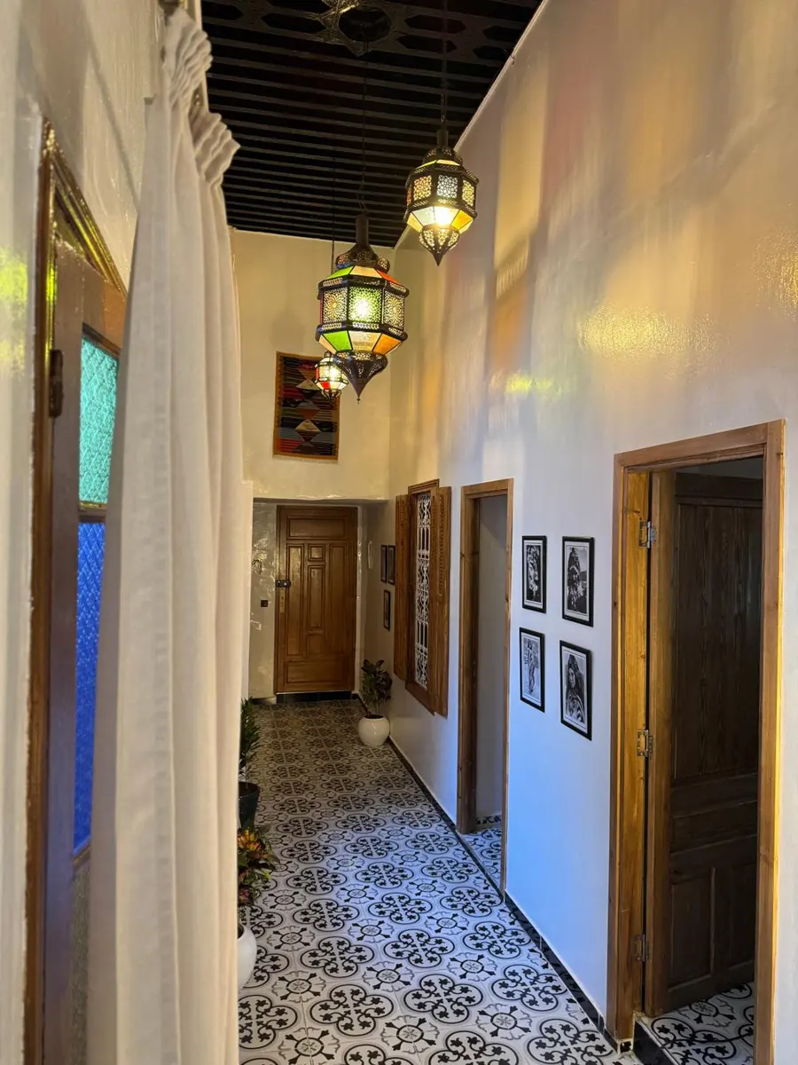 Le couloir et ses lanternes
