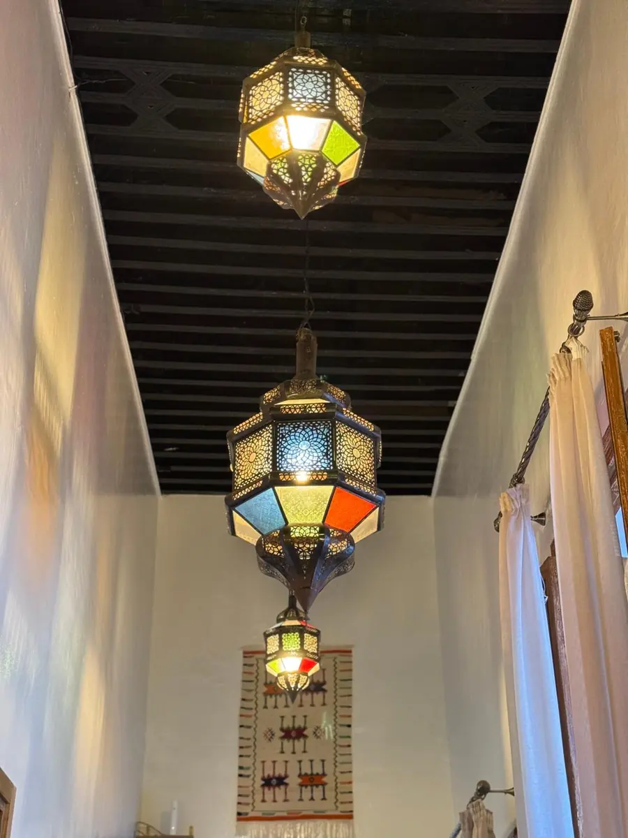 Lanternes de laiton à verres de couleur