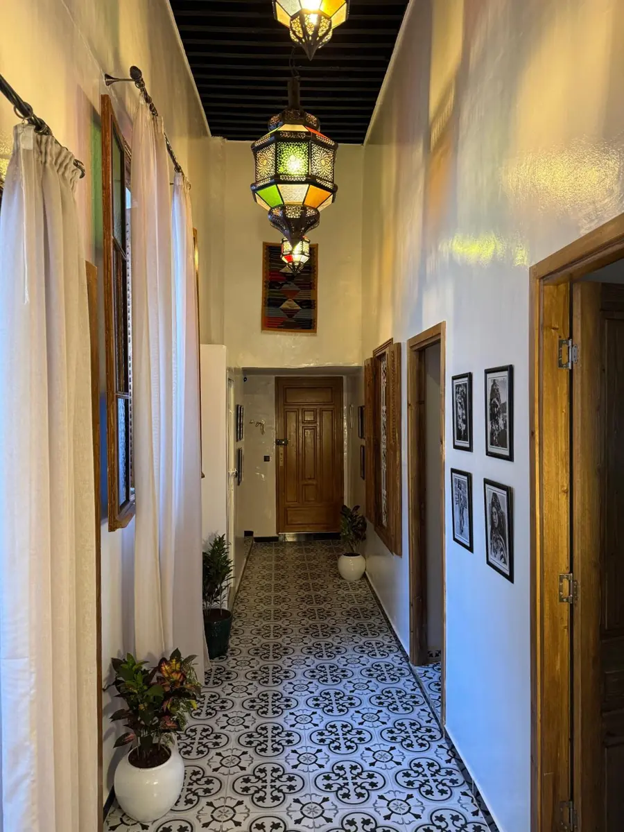 Rideaux et lanterne dans le couloir