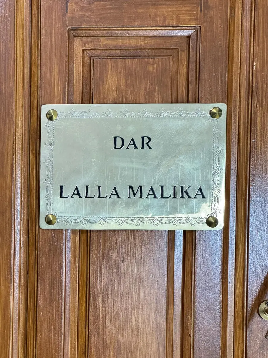 La plaque de laiton gravée « Dar Lalla Malika » sur la porte