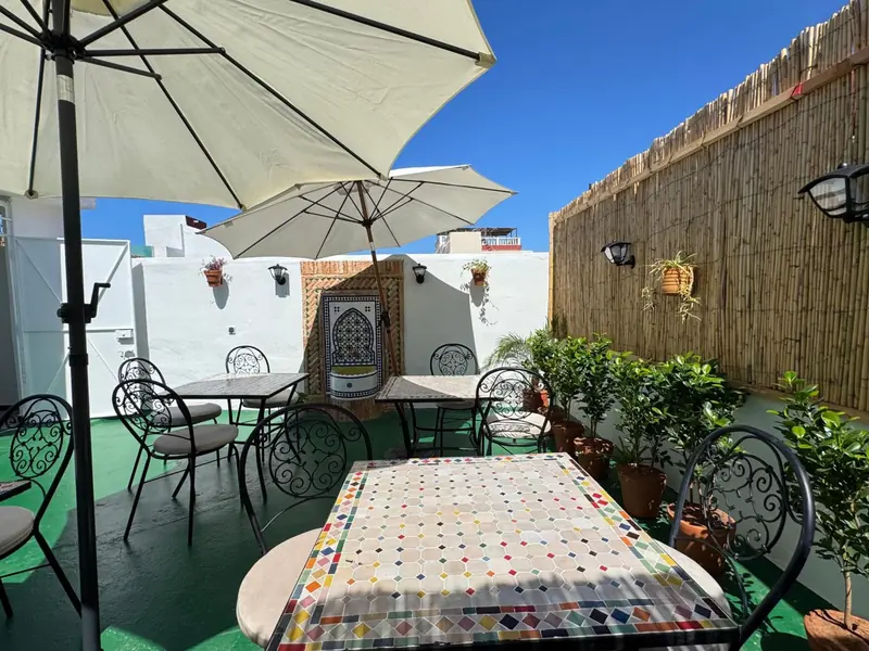 Une table en mosaïque sur la terrasse